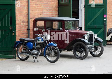 Moto BSA 1969 et voiture Austin au Bicester Heritage Centre, Sunday Scramble Event. Bicester, Oxfordshire, Angleterre Banque D'Images