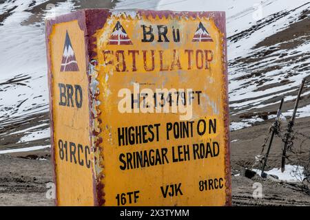 Signe au sommet du col Fotula à 13 478 pieds dans le nord de l'Himalaya indien Banque D'Images