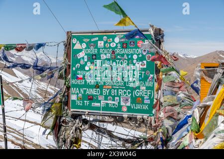 Signe au sommet du col Fotula à 13 478 pieds dans le nord de l'Himalaya indien Banque D'Images