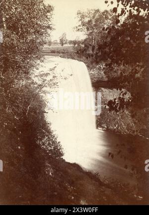 Minnehaha Falls à Minneapolis, MN - Pub. Par Samuel P. Cox à la fin du 19ème-début du 20ème siècle - cadre d'image recadré à partir de l'ancienne carte de cabinet Banque D'Images