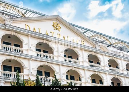 Hôtels dans la ville de Da Lat Vietnam. Façade de Dalat Palace Heritage Hotel par une journée d'été ensoleillée. Da Lat est une destination touristique populaire voyage photo-AP Banque D'Images