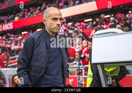 Lisbonne, Portugal. 27 avril 2024. L'entraîneur du SC Braga Rui Duarte vu lors du match Liga Portugal Betclic entre SL Benfica et SC Braga à l'Estadio da Luz. (Score final : SL Benfica 3 - 1 SC Braga) crédit : SOPA images Limited/Alamy Live News Banque D'Images