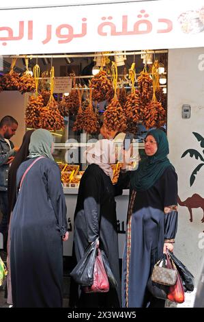 ALIMENTATION - COMMERCE - CULTURE - ALGÉRIE. Les algériennes achètent des dattes dans un magasin de la capitale pendant le mois de Ramadan Banque D'Images