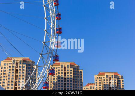 Tianjin Eye grande roue et immeubles d'appartements à Tianjin, Chine Banque D'Images