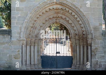 antigua portada del Hospital de San Juan de Acre en el cementerio municipal, estilo románico, Navarrete, la Rioja, Espagne Banque D'Images