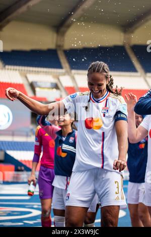 Wendie Renard de l'Olympique Lyonnais célèbre la victoire après la Ligue des Champions féminine de l'UEFA, demi-finale, match de 2e manche entre le Paris Saint-Germain et l'Olympique Lyonnais le 28 avril 2024 au stade du Parc des Princes à Paris, France Banque D'Images