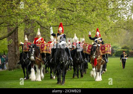 L'officier principal agit comme chef d'orchestre pour le groupe, notez que le batteur de la bouilloire est exactement à temps avec l'officier. L'inspection annuelle du Household Cavalry Mounted Regiment par le major général est le test ultime pour l'unité cérémonielle la plus spectaculaire et la plus exigeante de l'armée britannique. C'est un test qu'ils doivent réussir pour participer aux prochaines cérémonies d'État. Environ 170 chevaux et membres du personnel du Household Cavalry Mounted Regiment quittent la caserne de Knightsbridge et se dirigent vers la zone de « Football Pitch » de Hyde Park pour se former et être inspectés par l’officier général commandant la maison Banque D'Images