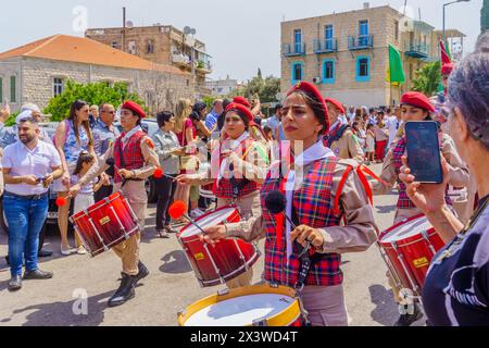 Haïfa, Israël - 28 avril 2024 : les scouts et autres participent à la parade du dimanche des Rameaux de Pâques de la communauté orthodoxe grecque, dans le centre-ville de Haïfa, en Israël Banque D'Images