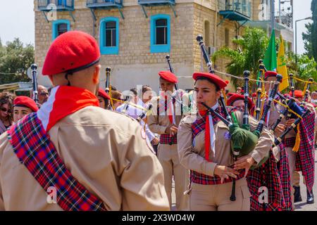 Haïfa, Israël - 28 avril 2024 : les scouts et autres participent à la parade du dimanche des Rameaux de Pâques de la communauté orthodoxe grecque, dans le centre-ville de Haïfa, en Israël Banque D'Images