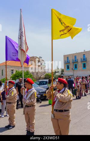 Haïfa, Israël - 28 avril 2024 : les scouts et autres participent à la parade du dimanche des Rameaux de Pâques de la communauté orthodoxe grecque, dans le centre-ville de Haïfa, en Israël Banque D'Images