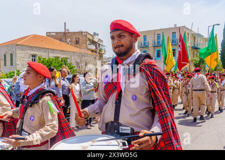 Haïfa, Israël - 28 avril 2024 : les scouts et autres participent à la parade du dimanche des Rameaux de Pâques de la communauté orthodoxe grecque, dans le centre-ville de Haïfa, en Israël Banque D'Images
