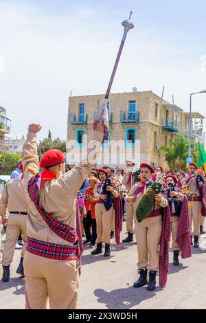 Haïfa, Israël - 28 avril 2024 : les scouts et autres participent à la parade du dimanche des Rameaux de Pâques de la communauté orthodoxe grecque, dans le centre-ville de Haïfa, en Israël Banque D'Images