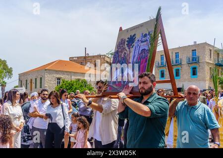 Haïfa, Israël - 28 avril 2024 : prêtres et autres personnes participent au défilé du dimanche des Rameaux de Pâques de la communauté orthodoxe grecque, dans le centre-ville de Haïfa, Isra Banque D'Images