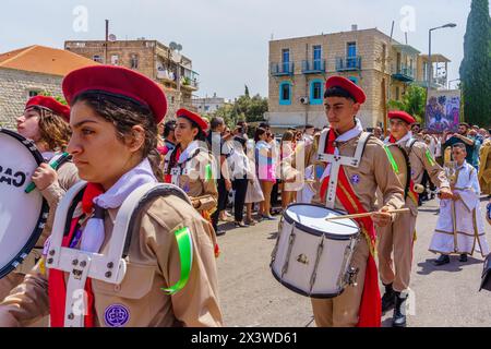 Haïfa, Israël - 28 avril 2024 : les scouts et autres participent à la parade du dimanche des Rameaux de Pâques de la communauté orthodoxe grecque, dans le centre-ville de Haïfa, en Israël Banque D'Images