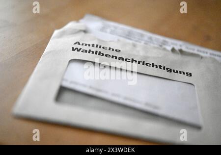 Stuttgart, Allemagne. 29 avril 2024. Une notification électorale officielle ouverte se trouve sur une table. Les élections européennes et locales auront lieu le 9 juin 2024. Crédit : Marijan Murat/dpa/Alamy Live News Banque D'Images