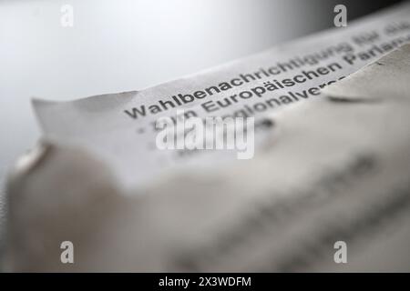 Stuttgart, Allemagne. 29 avril 2024. Une notification électorale officielle ouverte se trouve sur une table. Les élections européennes et locales auront lieu le 9 juin 2024. Crédit : Marijan Murat/dpa/Alamy Live News Banque D'Images