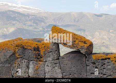 Vieux rochers et pierres dans le monastère de Saro, Géorgie Banque D'Images