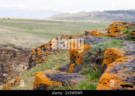 Vieux rochers et pierres dans le monastère de Saro, Géorgie Banque D'Images