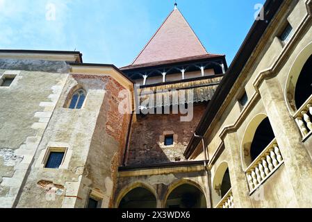 Vue sur la Tour porte du château de Corvin depuis la cour. Architecture du château gothique le plus célèbre de Roumanie Banque D'Images