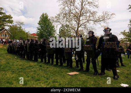 Bloomington, États-Unis. 27 avril 2024. Les troupes anti-émeutes de la police de l'État de l'Indiana s'alignent près de l'Indiana Memorial Union après avoir procédé à des arrestations le troisième jour d'un camp de protestation pro-palestinien à Dunn Meadow à l'Université de l'Indiana. Les manifestants ont refusé de descendre les tentes, de sorte que l'équipe de la police d'État de l'Indiana les a forcés à quitter le camp et en a arrêté 23. Crédit : SOPA images Limited/Alamy Live News Banque D'Images