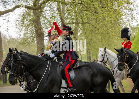 Londres, Royaume-Uni. 25 avril 2024. Des officiers de plusieurs régiments à cheval de l'armée britannique participent à l'événement. L'inspection annuelle du Household Cavalry Mounted Regiment par le major général est le test ultime pour l'unité cérémonielle la plus spectaculaire et la plus exigeante de l'armée britannique. C'est un test qu'ils doivent réussir pour participer aux prochaines cérémonies d'État. Environ 170 chevaux et membres du personnel du Household Cavalry Mounted Regiment quittent Knightsbridge Barracks et se dirigent vers la zone « Football Pitch » de Hyde Park pour se former et être inspectés par le commandant général Banque D'Images
