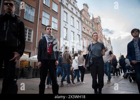 Gdansk, Pologne. 29 avril 2024. Les manifestants attendent le début du rassemblement de solidarité. Amnesty International Trójmiasto a organisé une action de solidarité avec le peuple palestinien à Gdansk. Les organisateurs ont organisé un drapeau palestinien fait de milliers de cailloux sur la rue d?ugi Targ à Gdansk pour protester contre les personnes tuées. (Photo de Agnieszka Pazdykiewicz/SOPA images/SIPA USA) crédit : Sipa USA/Alamy Live News Banque D'Images