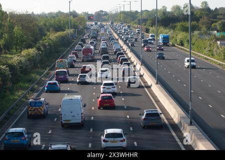 Slough, Royaume-Uni. 29 avril 2024. C'était une matinée chargée sur la M4 East Bound à Slough, Berkshire. La limite de vitesse était réduite à 40 km/h à la suite d'un accident antérieur. Les autoroutes devraient être très fréquentées vendredi avant le week-end de fête. Crédit : Maureen McLean/Alamy Live News Banque D'Images