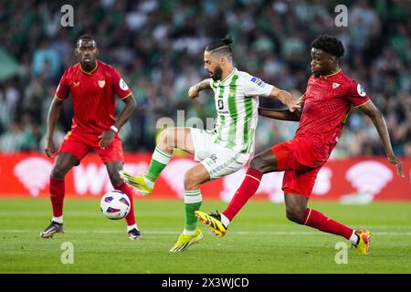 Francisco 'Isco' Alarcon du Real Betis et Lucien Agoume du Sevilla FC lors du match de football de la Liga entre le Real Betis et le Sevilla FC le 28 avril 2024 au stade Benito Villamarin de Séville, Espagne Banque D'Images