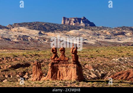 Ceci est une vue d'une formation rocheuse appelée les trois Sœurs près de l'entrée du parc d'État de Goblin Valley, comté d'Emery, Utah, États-Unis. Banque D'Images