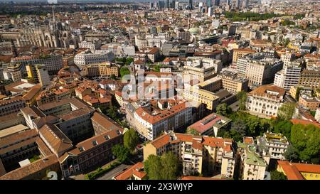 Toit de l'Université de Milan et bâtiments de la ville vue de dessus. Paysage urbain de Milan sur fond de ciel bleu, vue d'en haut par temps ensoleillé. Banque D'Images