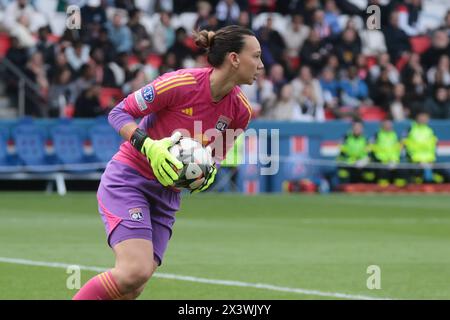 Paris, France. 28 avril 2024. Gardienne de Lyon Christiane Endler lors de la Ligue des Champions féminine de l'UEFA, demi-finales, match de 2e manche entre le Paris Saint-Germain et l'Olympique Lyonnais le 28 avril 2024 au stade Parc des Princes à Paris, France - photo Jean Catuffe/DPPI crédit : DPPI Media/Alamy Live News Banque D'Images