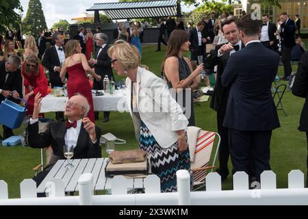 Le Hurlingham Club, Londres UK 2020s. Clubs sociaux privés exclusifs. Riche riche riche bien de faire des gens à la fête annuelle de jardin d'été Fulham, Londres, Angleterre 11 juin 2022 HOMER SYKES Banque D'Images