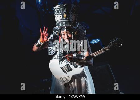 ITALIE, TURIN, le 25 AVRIL : la chanteuse-compositrice malienne Fatoumata Diawara se produisant en direct sur scène pour l’édition 2024 du « Torino Jazz Festival », présentant son nouvel album intitulé « London Ko » Banque D'Images