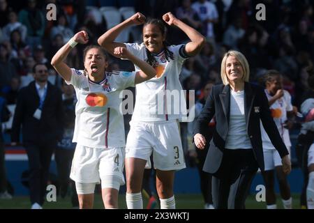 Paris, France. 28 avril 2024. Selma Bacha, Wendie Renard, entraîneur de l'Olympique Lyonnais Sonia Bompastor célèbrent la victoire après la Ligue des Champions féminine de l'UEFA, demi-finale, match de 2ème match de football entre le Paris Saint-Germain et l'Olympique Lyonnais le 28 avril 2024 au stade du Parc des Princes à Paris, France - photo Jean Catuffe/DPPI crédit: DPPI Media/Alamy Live News Banque D'Images