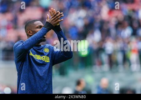 Milan, Italie. 28 avril 2024. Marcus Thuram du FC Internazionale salue les fans lors du match de football de Serie A 2023/24 entre le FC Internazionale et le Torino FC au stade Giuseppe Meazza, Milan, Italie, le 28 avril 2024 crédit : Agence photo indépendante/Alamy Live News Banque D'Images