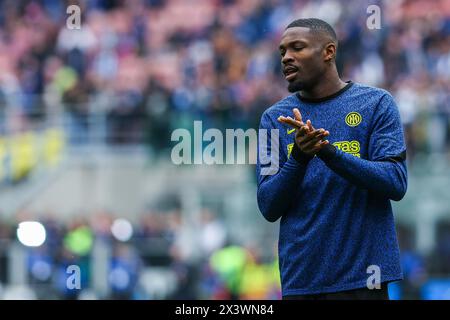 Milan, Italie. 28 avril 2024. Marcus Thuram du FC Internazionale salue les fans lors du match de football de Serie A 2023/24 entre le FC Internazionale et le Torino FC au stade Giuseppe Meazza, Milan, Italie, le 28 avril 2024 crédit : Agence photo indépendante/Alamy Live News Banque D'Images