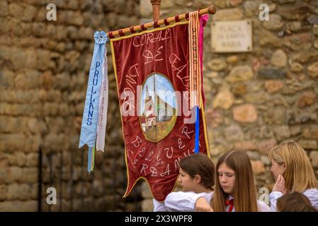 Chant de 'caramelles' (chants de Pâques) devant l'église de Santa Maria de Talló le lundi de Pâques (Cerdagne, Lleida, Catalogne, Espagne, Pyrénées) Banque D'Images