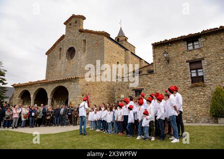 Chant de 'caramelles' (chants de Pâques) devant l'église de Santa Maria de Talló le lundi de Pâques (Cerdagne, Lleida, Catalogne, Espagne, Pyrénées) Banque D'Images