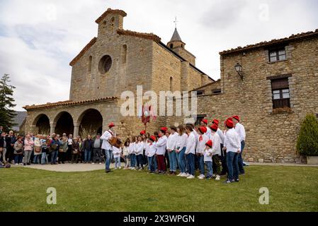 Chant de 'caramelles' (chants de Pâques) devant l'église de Santa Maria de Talló le lundi de Pâques (Cerdagne, Lleida, Catalogne, Espagne, Pyrénées) Banque D'Images