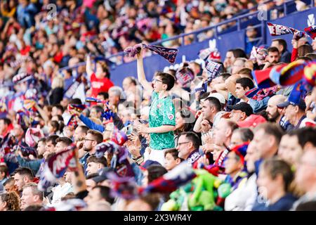 Fans dans les gradins d'un stade de football Banque D'Images