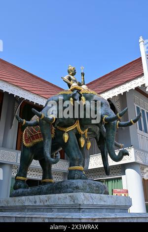 Sculpture d'Indra assis sur une monture d'éléphant à trois têtes, tenant un tonnerre ou Vajra et une épée, Golden Teak Museum, Wat Devaraj Kunchorn Banque D'Images