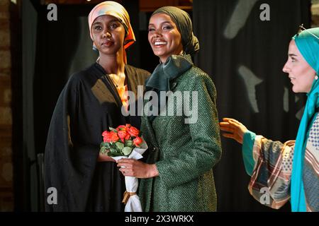 Istanbul, Turquie. 27 avril 2024. Halima Aden (C) vue avec des partisans. Le mannequin somali-américain Halima Aden rencontre le public et les influenceurs lors de la conférence « une histoire inspirante : Halima Aden » le troisième jour de la Modest Fashion week à la Fisekhane Gallery, Istanbul. Crédit : SOPA images Limited/Alamy Live News Banque D'Images
