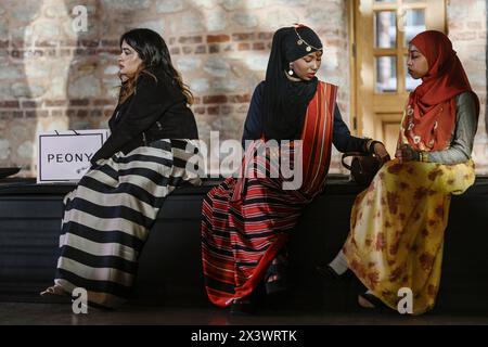 Istanbul, Turquie. 27 avril 2024. Deux femmes éthiopiennes (C-R) et une femme turque vues pendant l’événement. Le mannequin somali-américain Halima Aden rencontre le public et les influenceurs lors de la conférence « une histoire inspirante : Halima Aden » le troisième jour de la Modest Fashion week à la Fisekhane Gallery, Istanbul. Crédit : SOPA images Limited/Alamy Live News Banque D'Images