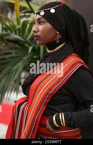 Istanbul, Turquie. 27 avril 2024. Une dame éthiopienne vue poser après l'événement. Le mannequin somali-américain Halima Aden rencontre le public et les influenceurs lors de la conférence « une histoire inspirante : Halima Aden » le troisième jour de la Modest Fashion week à la Fisekhane Gallery, Istanbul. Crédit : SOPA images Limited/Alamy Live News Banque D'Images