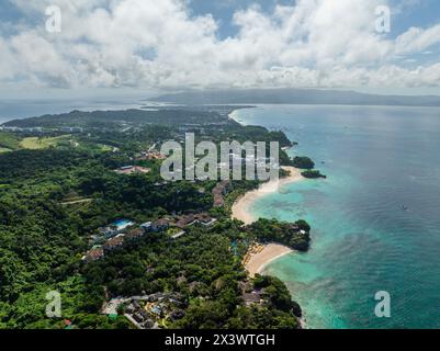 Vue aérienne des plages de sable blanc à Boracay avec nuages. Philippines. Banque D'Images