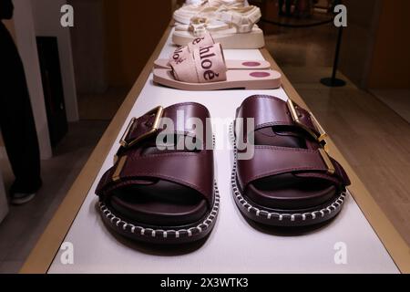SANDALES CHLOE' POUR HOMMES EXPOSÉES À L'INTÉRIEUR DU MAGASIN DE MODE Banque D'Images