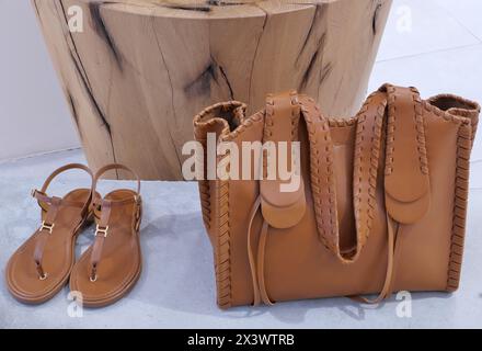 CHLOE' SANDALES ET SAC POUR FEMMES EXPOSÉES À L'INTÉRIEUR DU MAGASIN DE MODE Banque D'Images