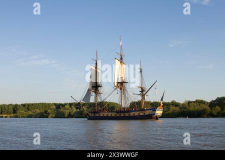 France, estuaire de la Loire, 44, réplique de l'Hermione, frégate de la Fayette, lors de l'événement 'Debord de Loire' entre Saint Nazaire et Nantes Banque D'Images