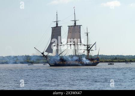 France, estuaire de la Loire, 44, réplique de l'Hermione, frégate de la Fayette, lors de l'événement 'départ de Loire' entre Saint Nazaire et Nantes Banque D'Images