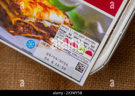 Preston, Lancashire. 29 avril 2024. Aliments de marque rouge avec une teneur en sel extraordinairement élevée en vente chez Marks & Spencer. Lasagne SL Forno plats préparés. Crédit ; MediaWorldImages/AlamyLiveNews Banque D'Images